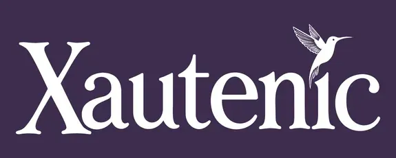 Logotipo de Xautentic en texto blanco sobre fondo morado oscuro con una pequeña silueta de colibrí sobre las letras .