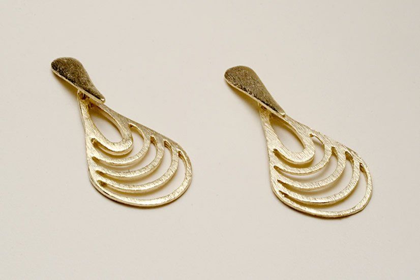 Brinco Folheado a Ouro em Forma de Gota - Daruma Bijuterias