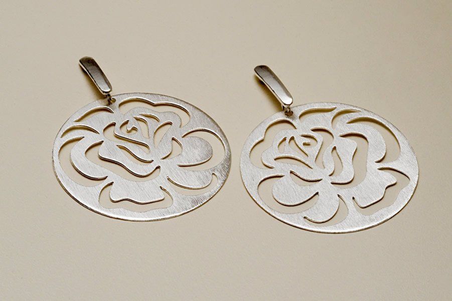 Brinco de Flor Folheado a Prata Fosco - Daruma Bijuterias