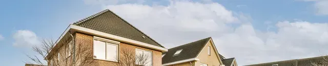 Herstelling van een beschadigd dak in Mechelen, met vervanging van gebroken pannen en herstel van de dakstructuur.
