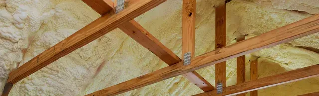 Aanbrengen van dakisolatie in een woning in Mechelen om warmteverlies te verminderen en energie-efficiëntie te verhogen.