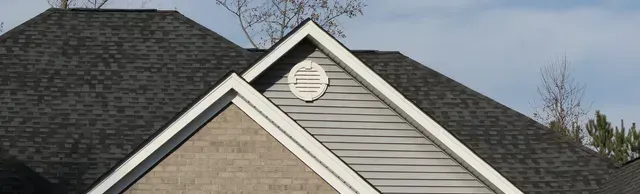 Renovatie van een gevel met nieuwe bekleding en voegwerken tijdens uitgebreide gevelwerken aan een woonhuis.