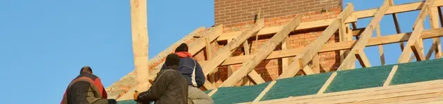 Plaatsing van een nieuw dak met moderne dakbedekking en geïsoleerde onderstructuur tijdens renovatiewerken.