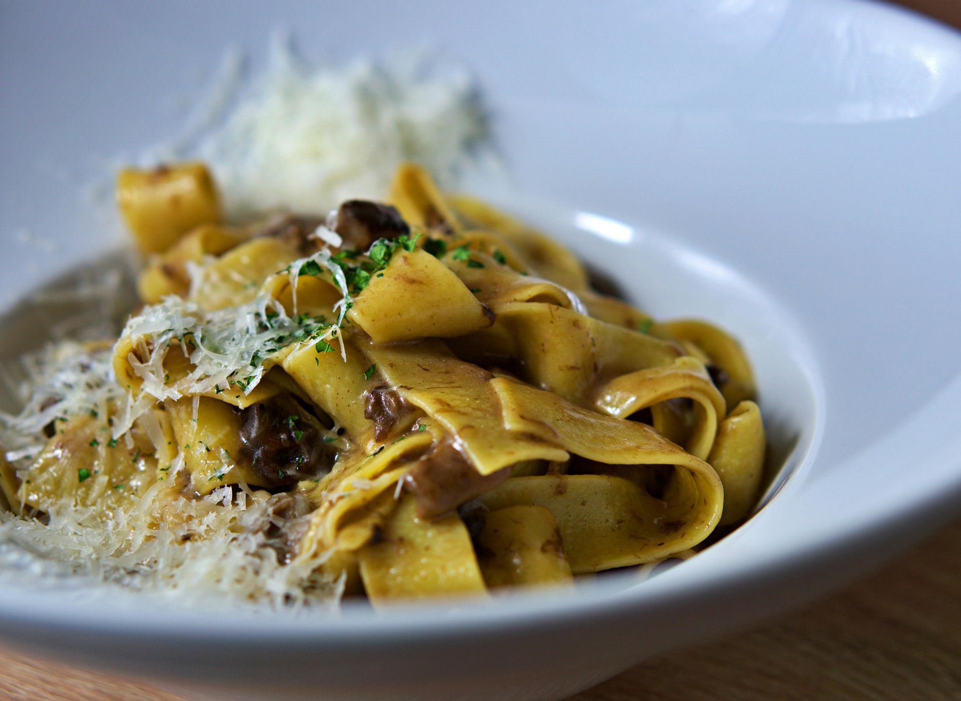 primo piatto di pappardelle al ragù