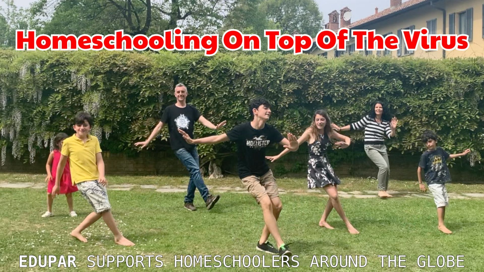 Un gruppo di persone balla in un campo con la scritta homeschooling sopra al virus