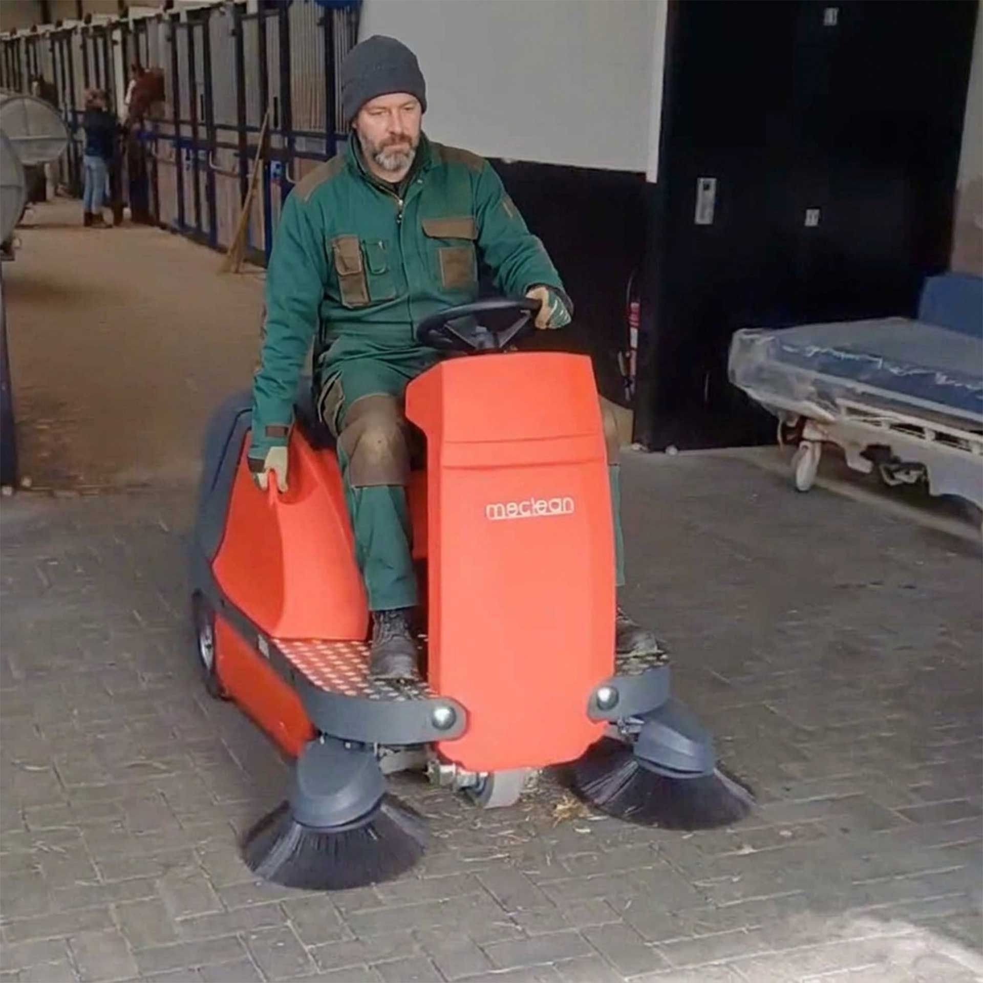 Meclean BUSTER 1150 Pro balayage sur le terrain devant l'écurie