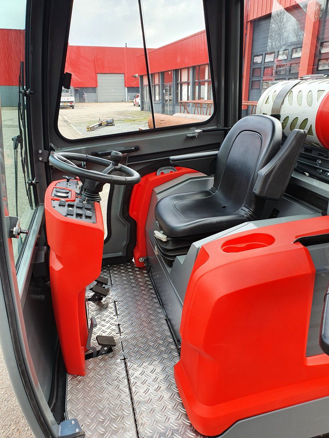 Meclean balayeuse extérieure avec cabine BUSTER 1800 LPG CAB
