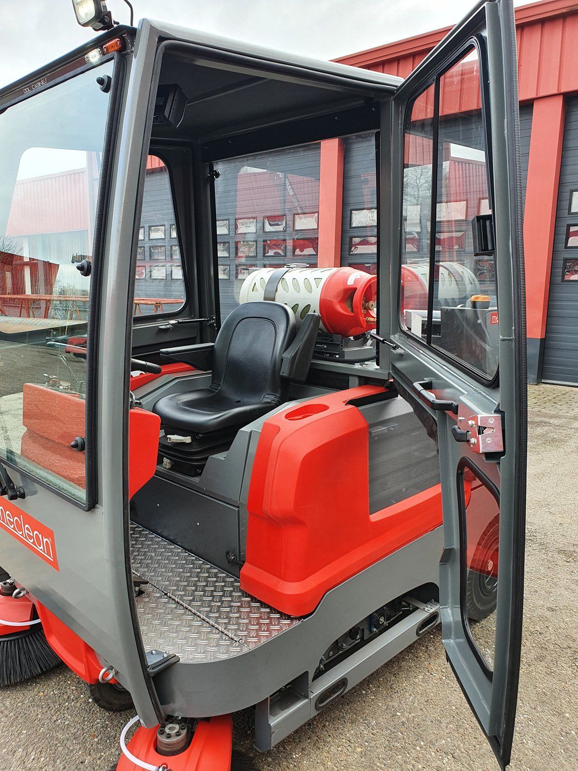 Meclean balayeuse extérieure avec cabine BUSTER 1800 LPG CAB