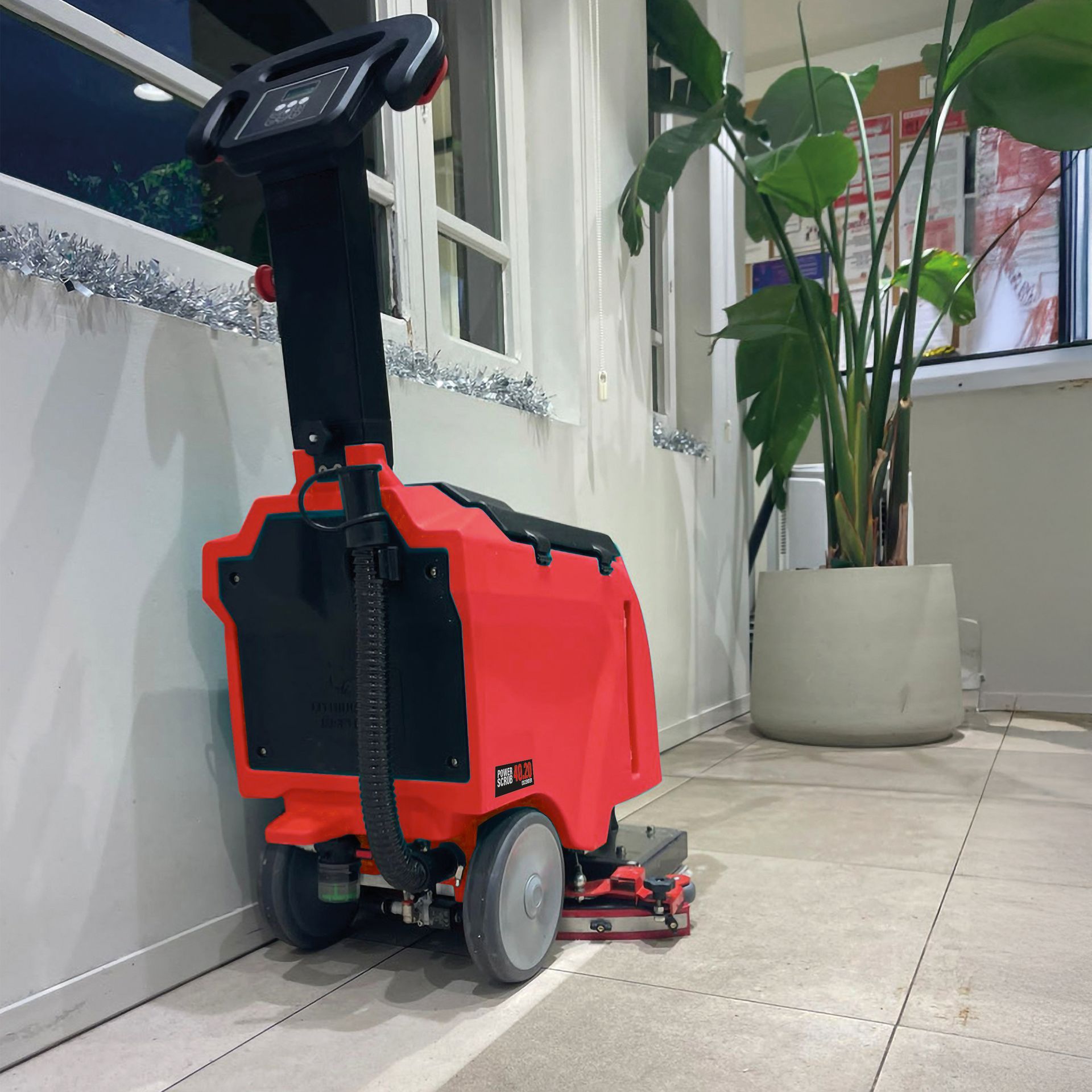 Meclean autolaveuse POWERSCRUB 40.20 EXCENTER a le arriere de la voiture