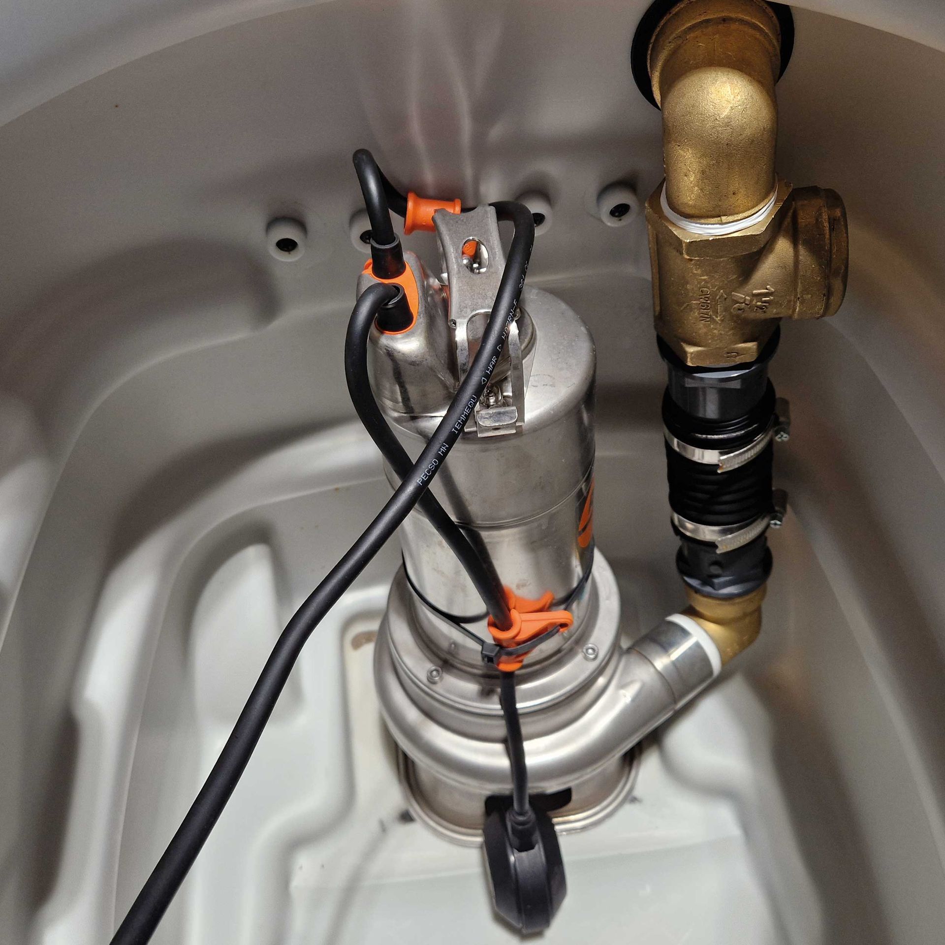 Meclean aspirateur eau et poussiere Pompe Aquavac detail pompe integree