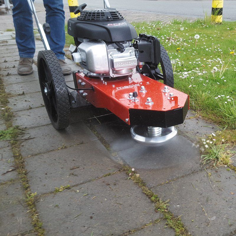 Meclean machine de désherbage moteur à essence WEEDSWEEP En action sur site