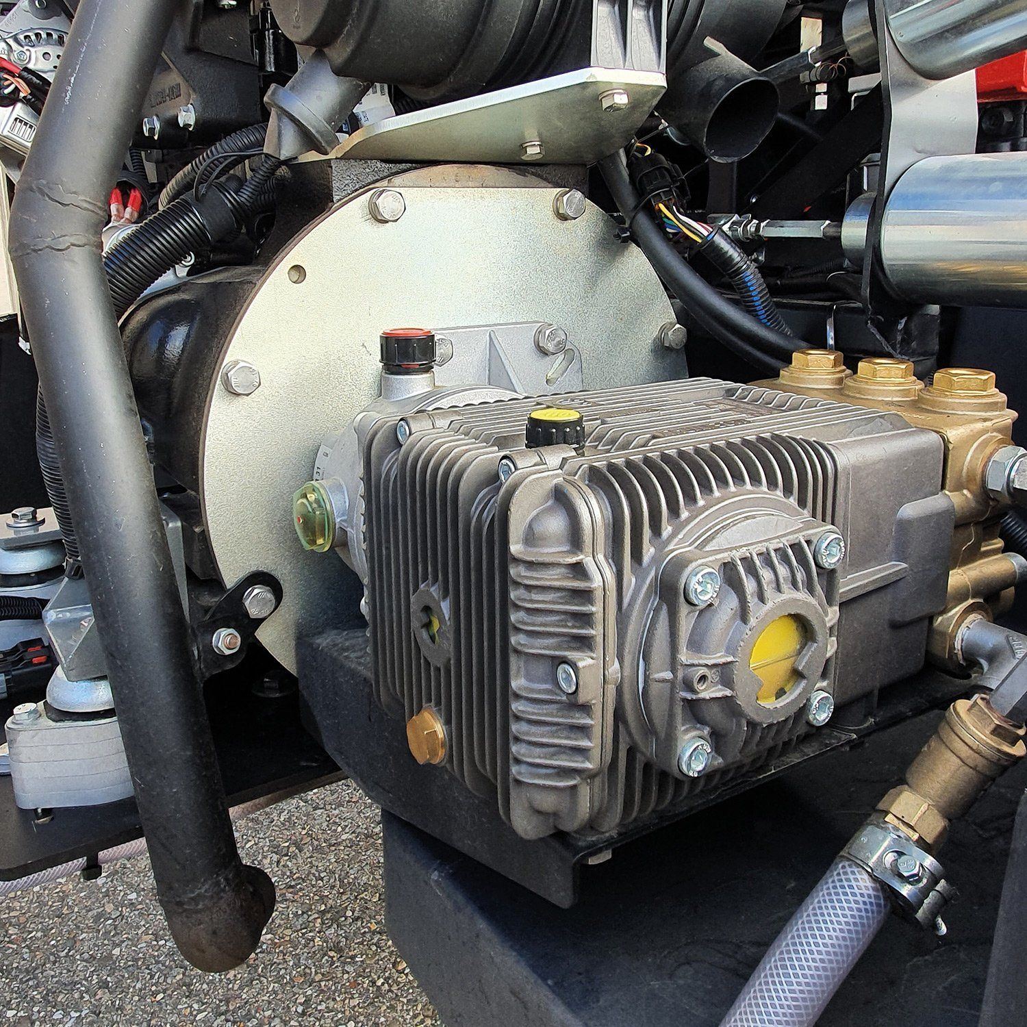 Meclean remorque haute pression Trailerjet TJL 500/15 entrainement par moteur diesel detail interieur dynamo