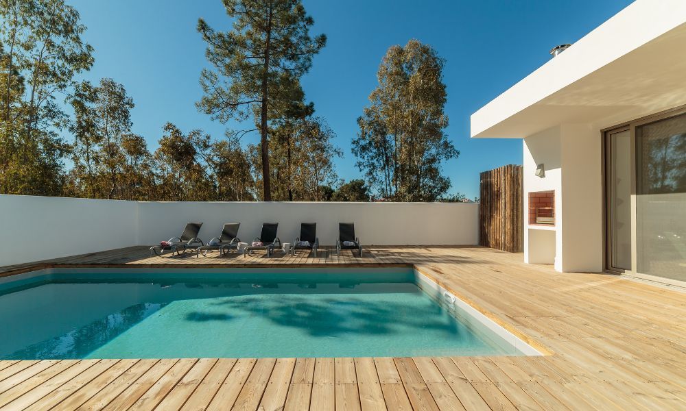 Why You Shouldn’t DIY Pool Deck Resurfacing