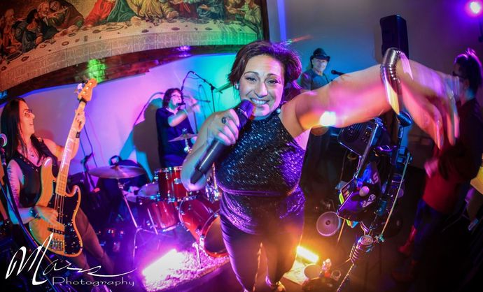 Teri Avella
BASS / BACKING VOCALS