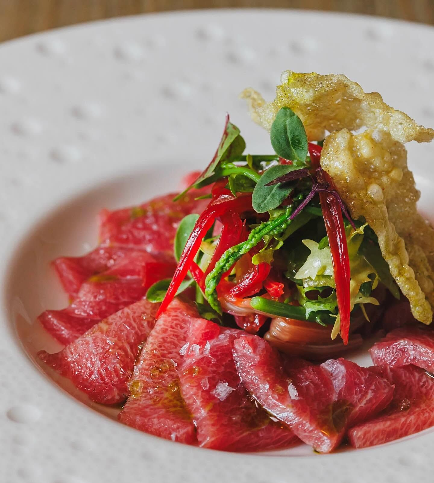 tavolo di un ristorante con fiori gialli