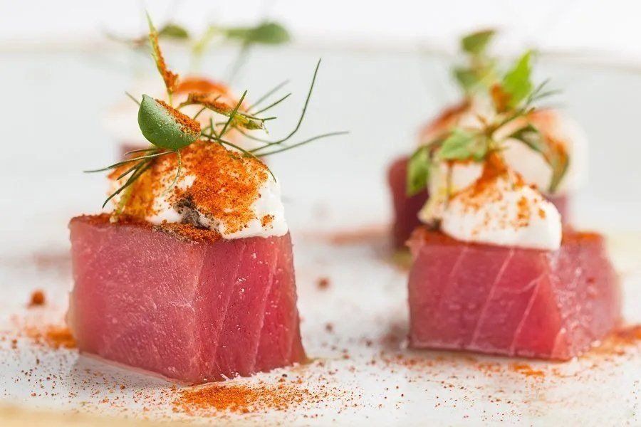 cubetti di tonno crudo con formaggio e bottarga