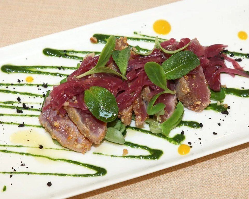 tagliata di tonno guarnita con salsa verde
