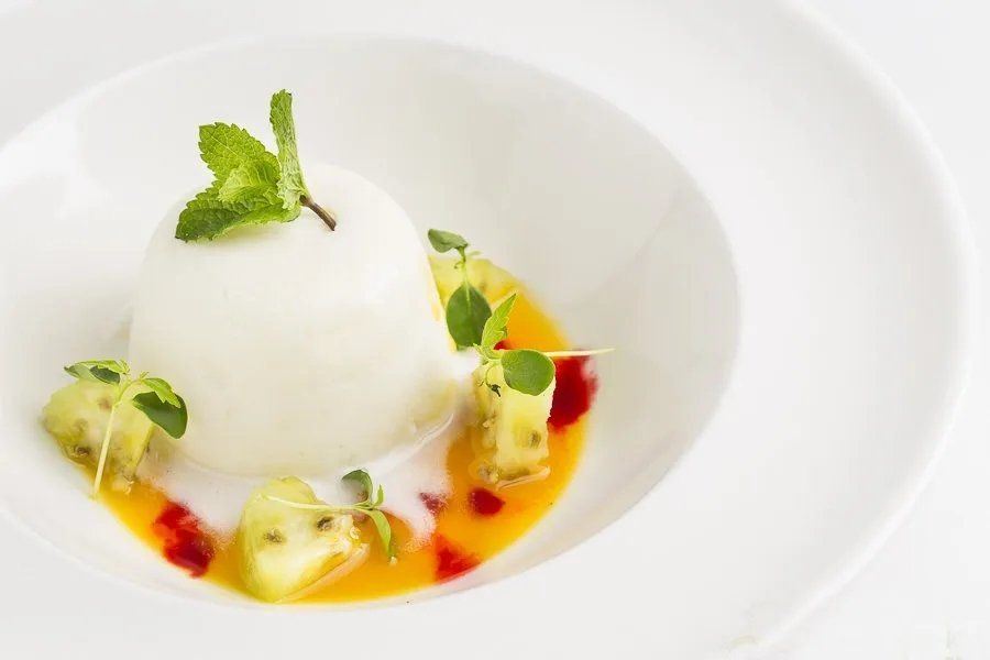 flan bianco con fogliolina di menta