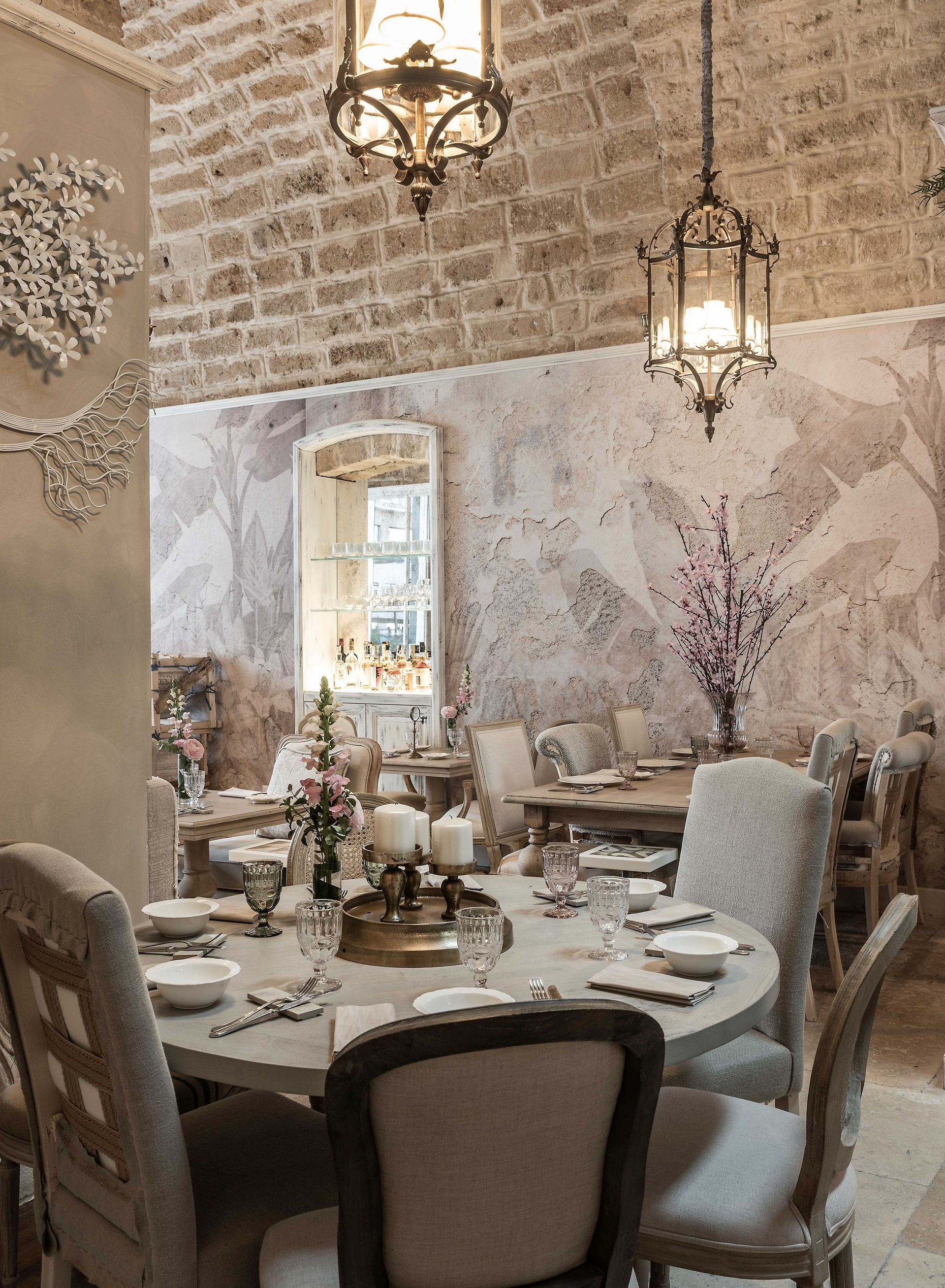 sala di un ristorante con soffitto in pietra e arredi shabby