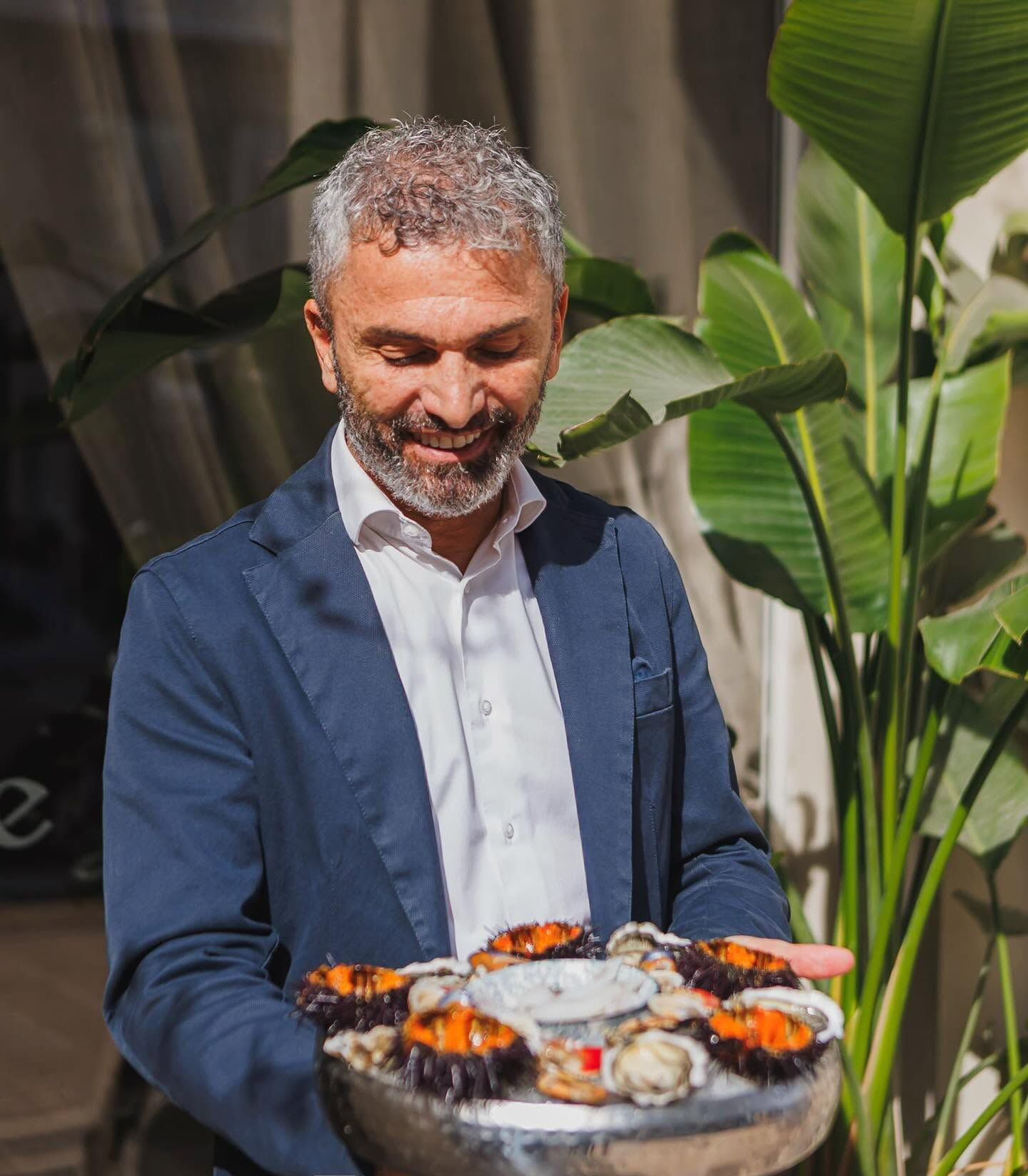 tavolo di un ristorante con arredi shabby