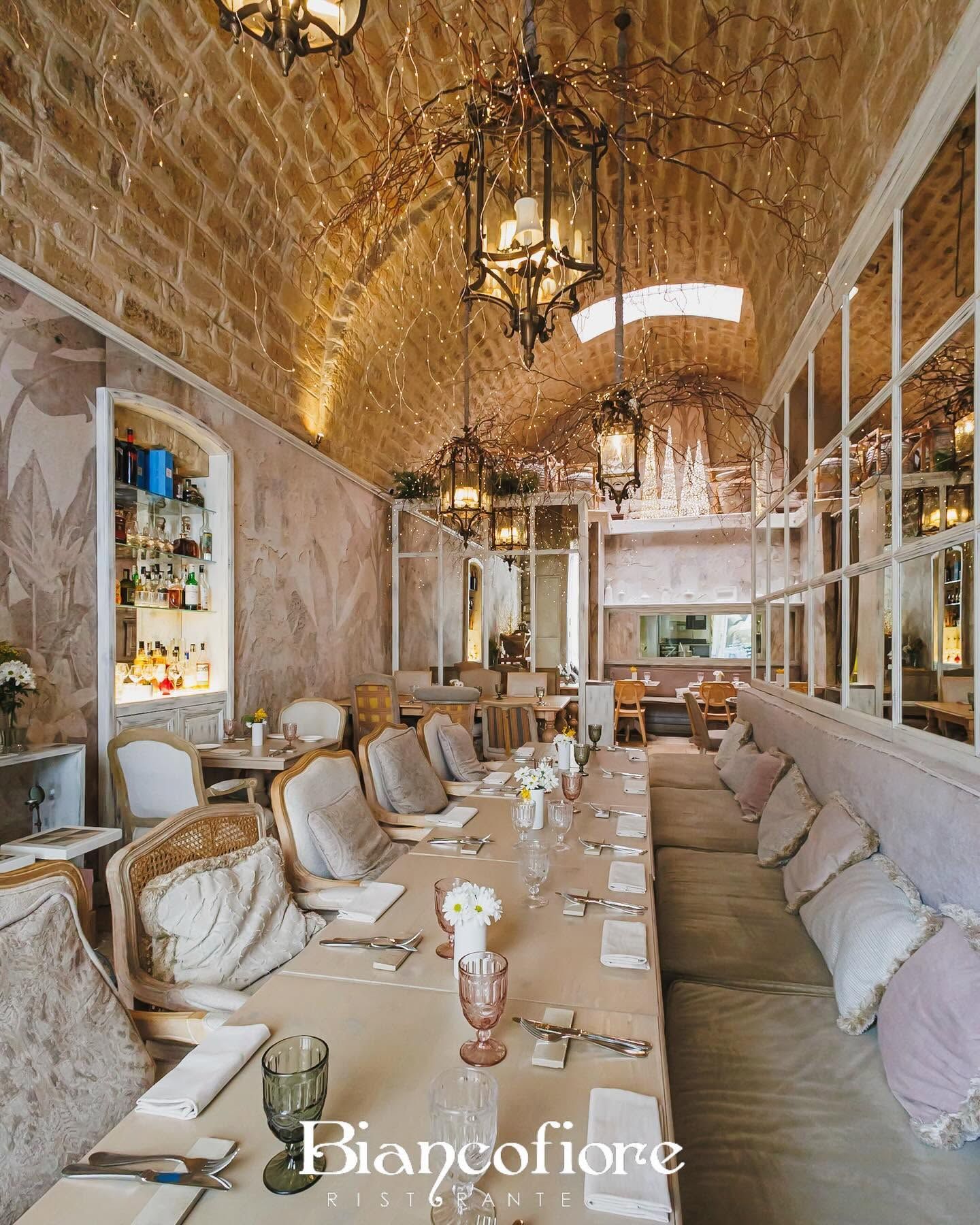 sala di un ristorante con soffitto in pietra e arredi shabby