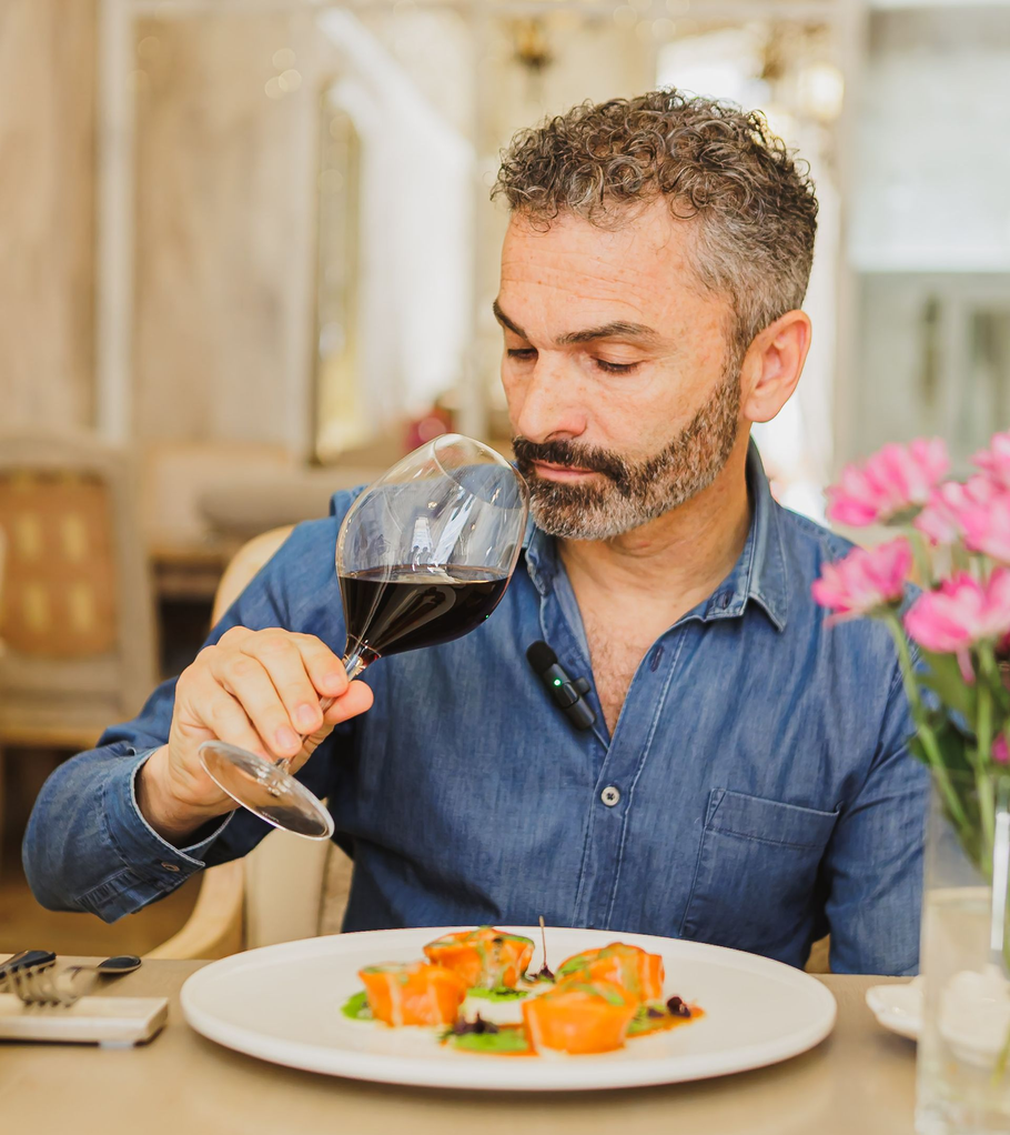 Diego Biancofiore degusta calice di Vino Naturale nel suo ristorante a Bari
