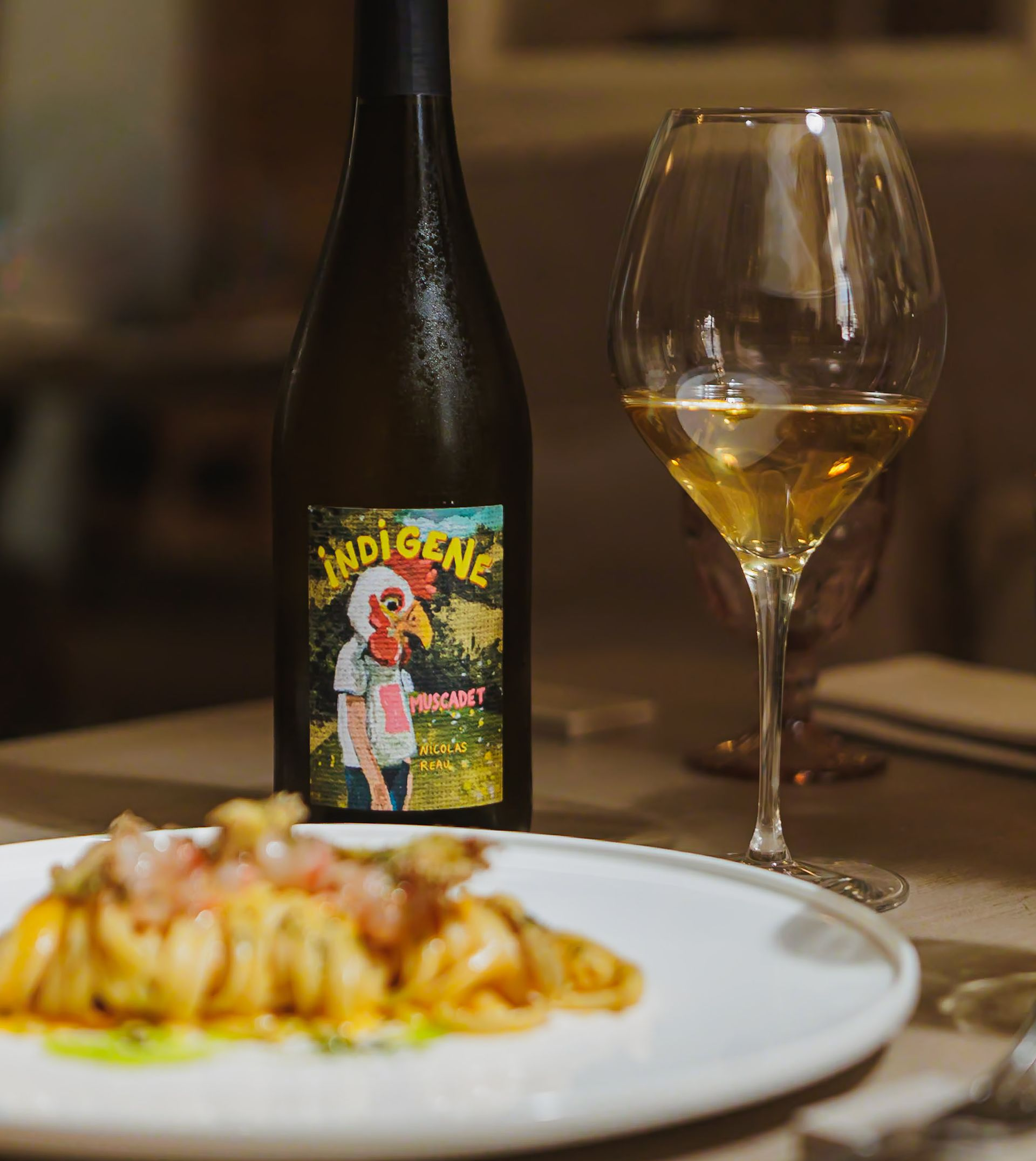 Piatto del ristorante Biancofiore con calice di vino naturale a Bari