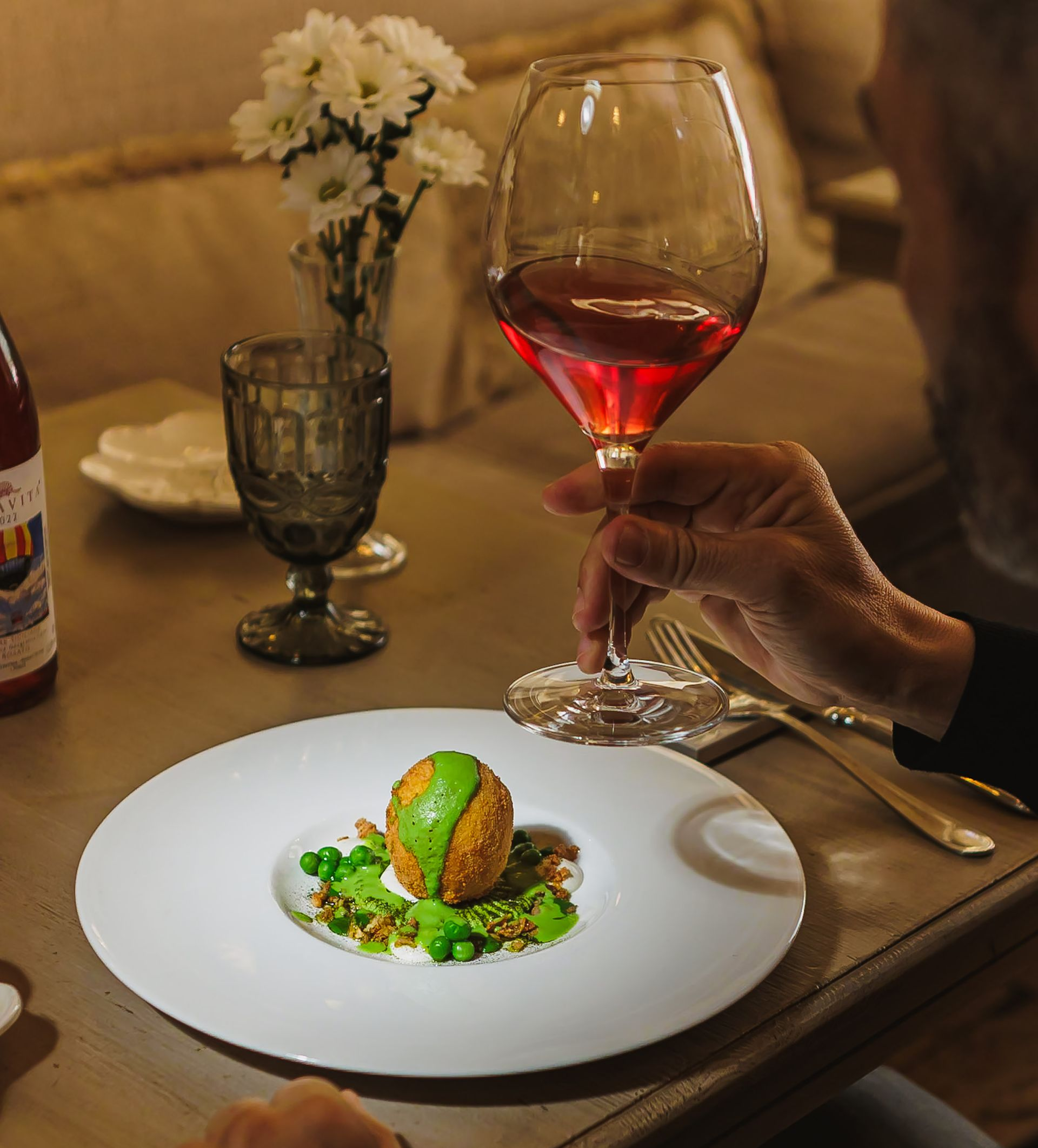 Piatto del ristorante con calice di vino naturale abbinato