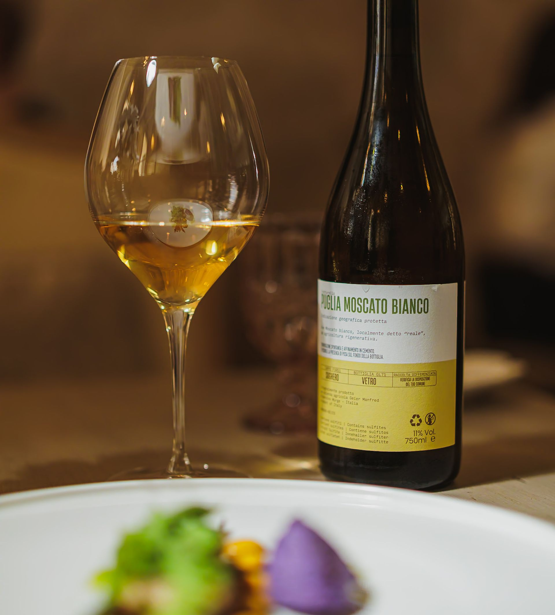 Piatto del ristorante Biancofiore abbinato a un calice di vino naturale a Bari