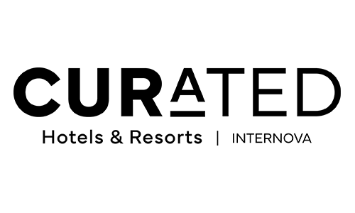 Logo di Internova Travel Group con testo grigio su sfondo rettangolare dorato.