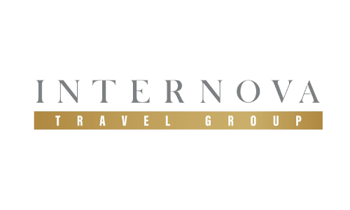 Logo di Internova Travel Group con testo grigio su sfondo rettangolare dorato.