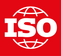 Il logo ISO bianco, caratterizzato da linee stilizzate che richiamano un globo terrestre, è centrato su uno sfondo rosso uniforme.