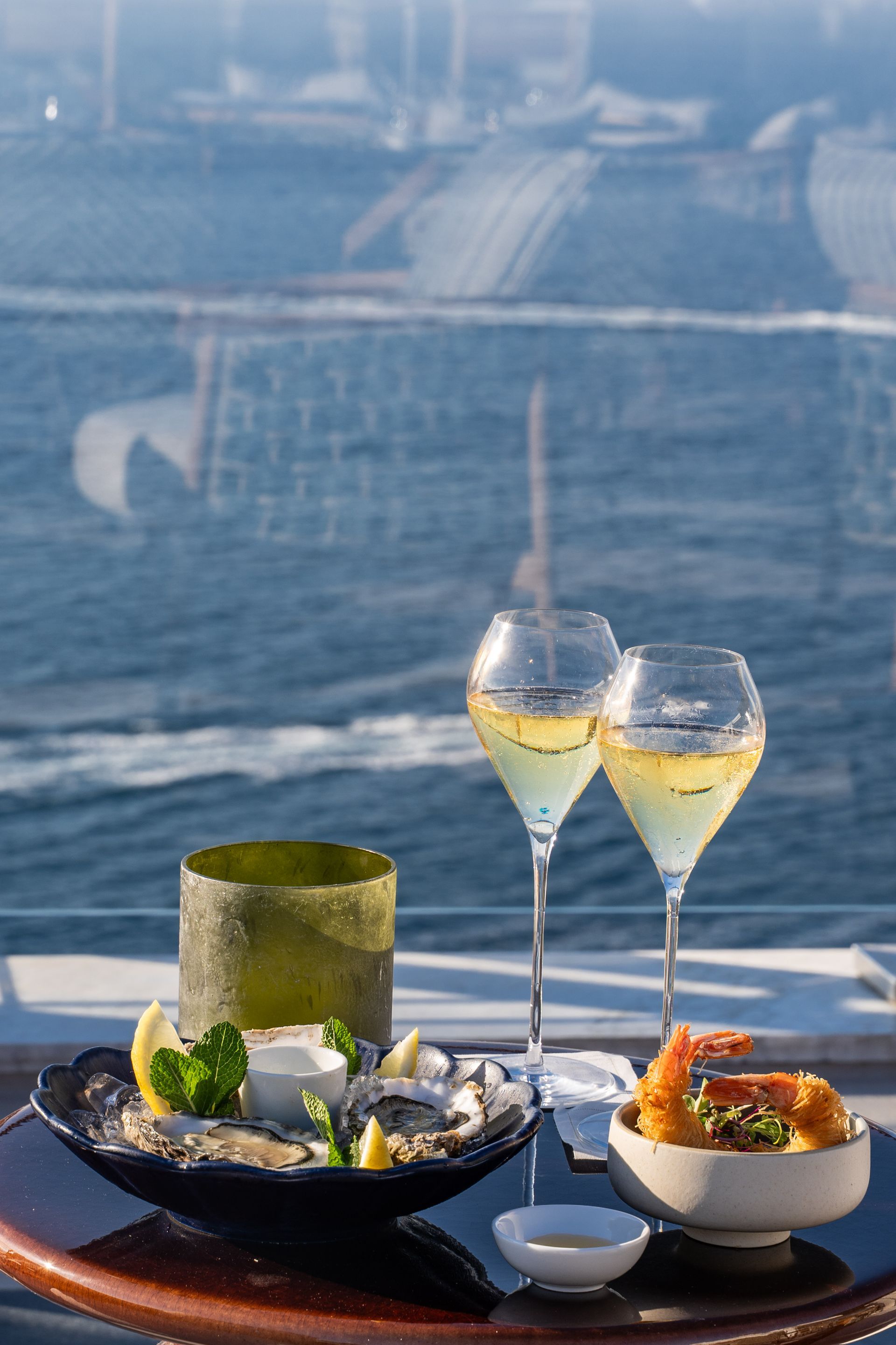 Due calici di vino su un tavolo con vista sul mare.