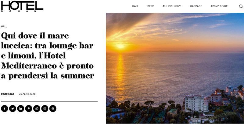 A coastal hotel at sunset with a panoramic view of the sea, accompanied by a news headline in Italian.