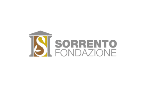 Logo della Fondazione Sorrento raffigurante una lettera S stilizzata all'interno della struttura di un tempio, con il testo a destra.