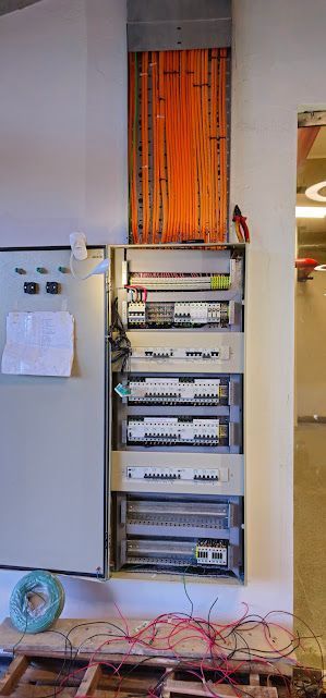 Red y cables enredados en un cuarto de servicio - EMPSEL Servicios eléctricos