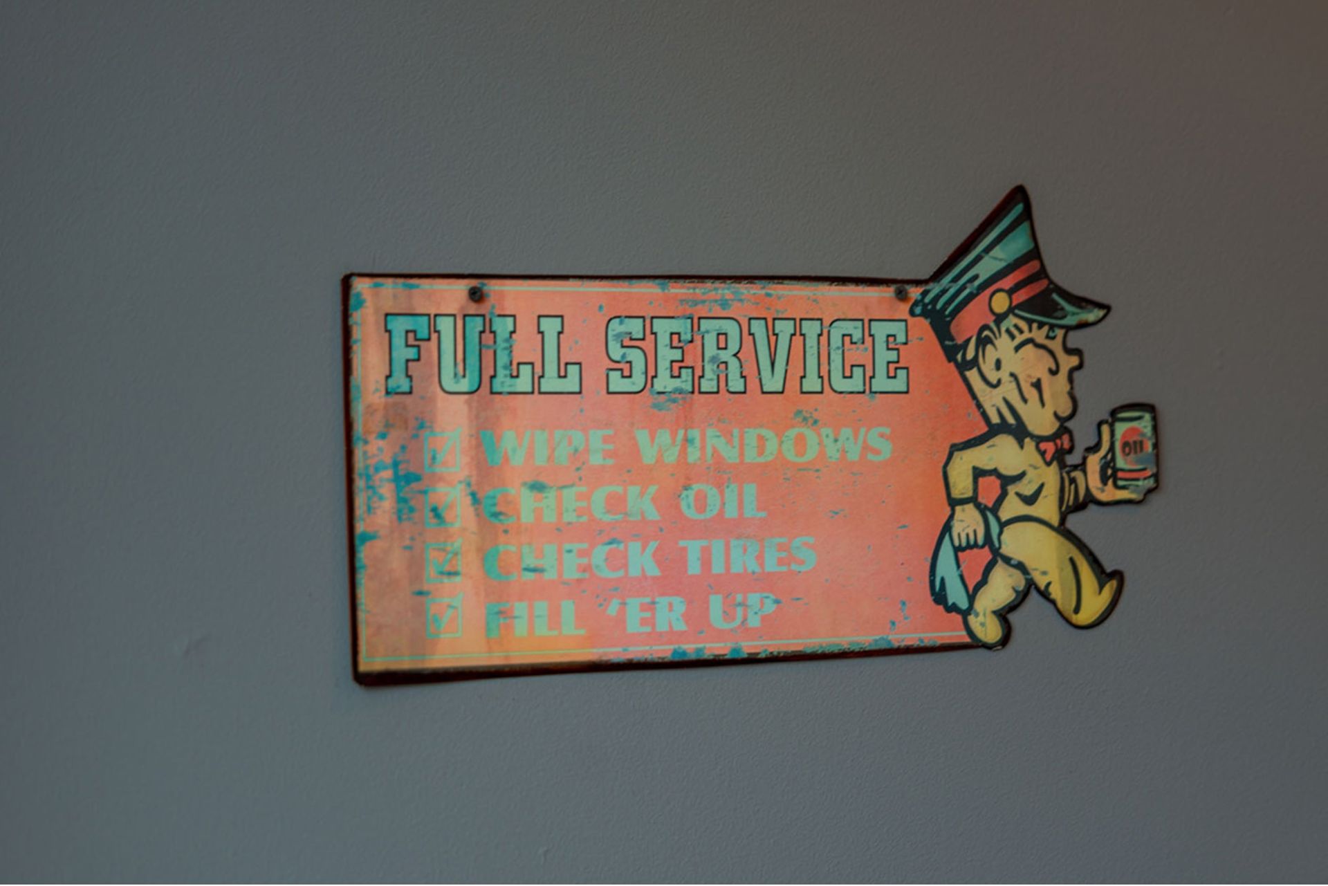 A sign that says full service on it