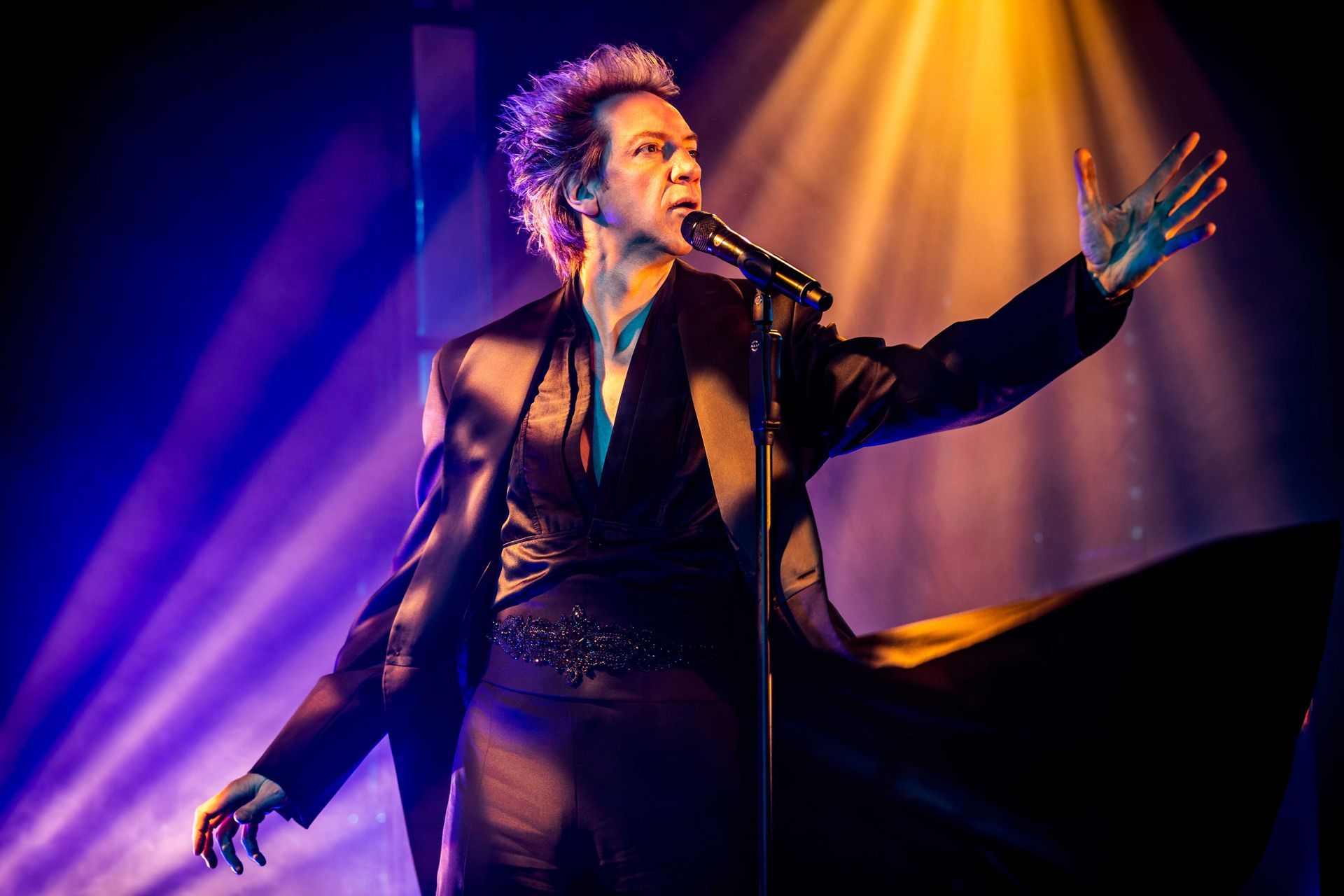Sven Ratzke en pianist Julian Bohn op de planken in Theater Astoria.