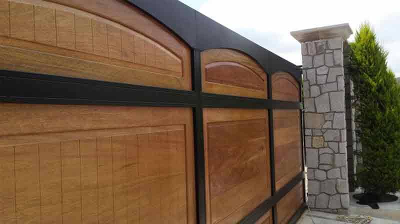 MUEBLES Y MOLDURAS DE DURANGO SA DE CV – fabricación de portón de madera