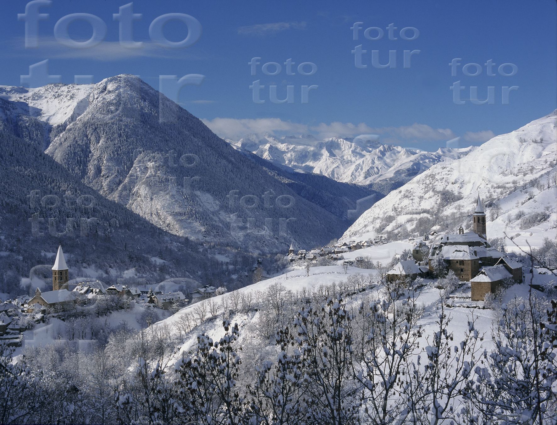 Campanars entre neu i muntanyes