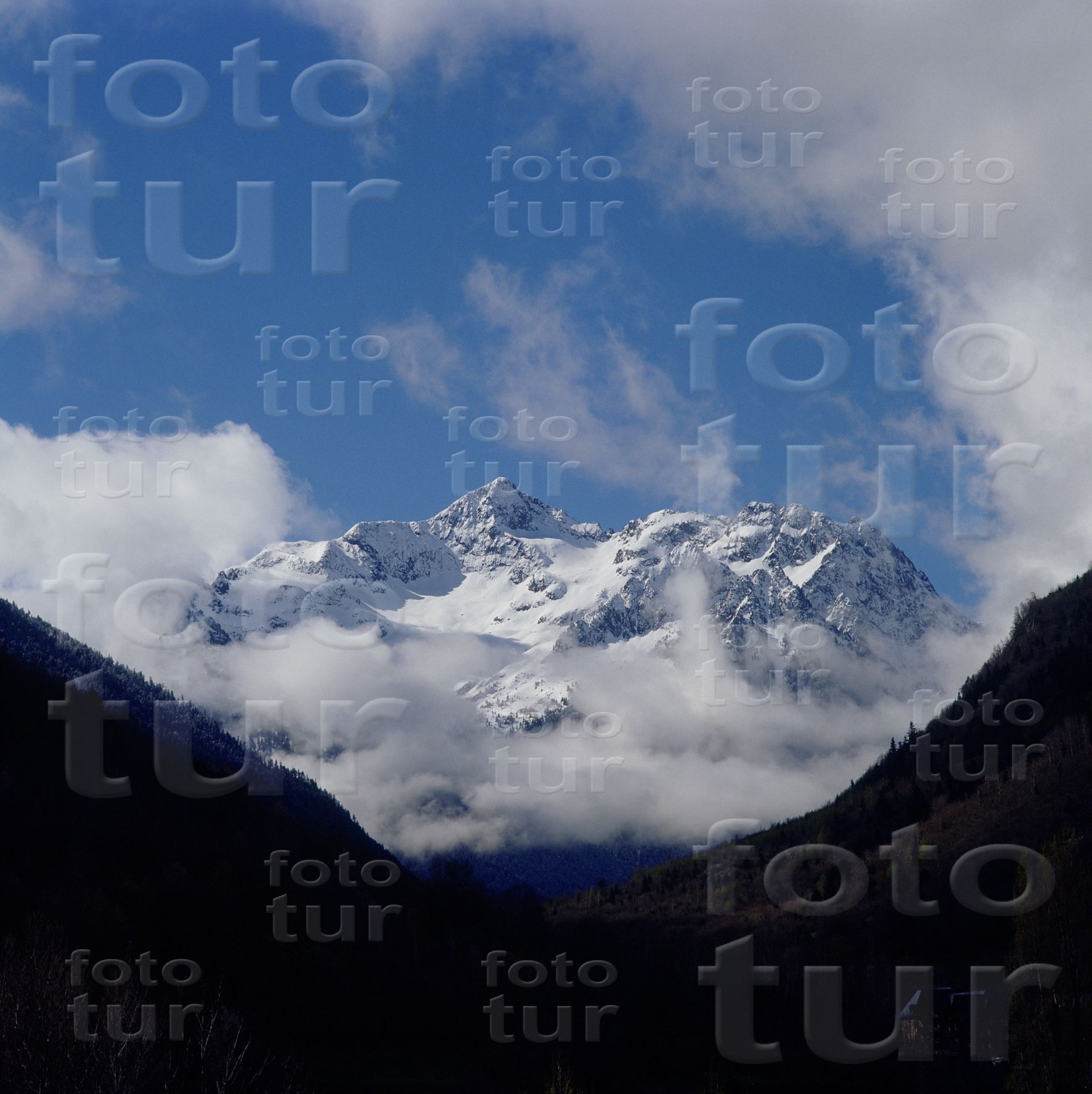 El Montarto entre núvols i neu