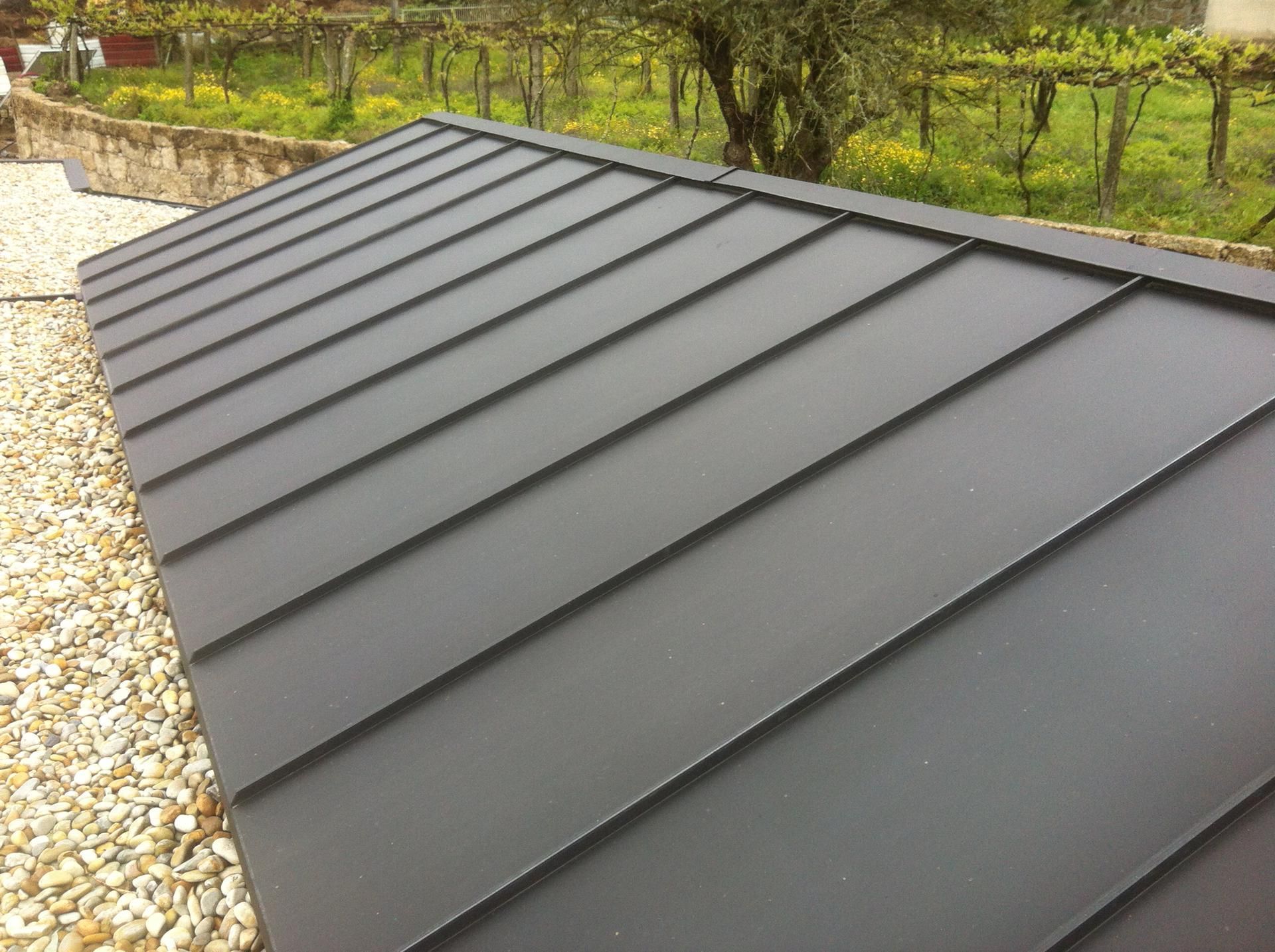Cobertura em junta agrafada ANTHRA-ZINC VMZINC (zinco preto, zinco antracite)