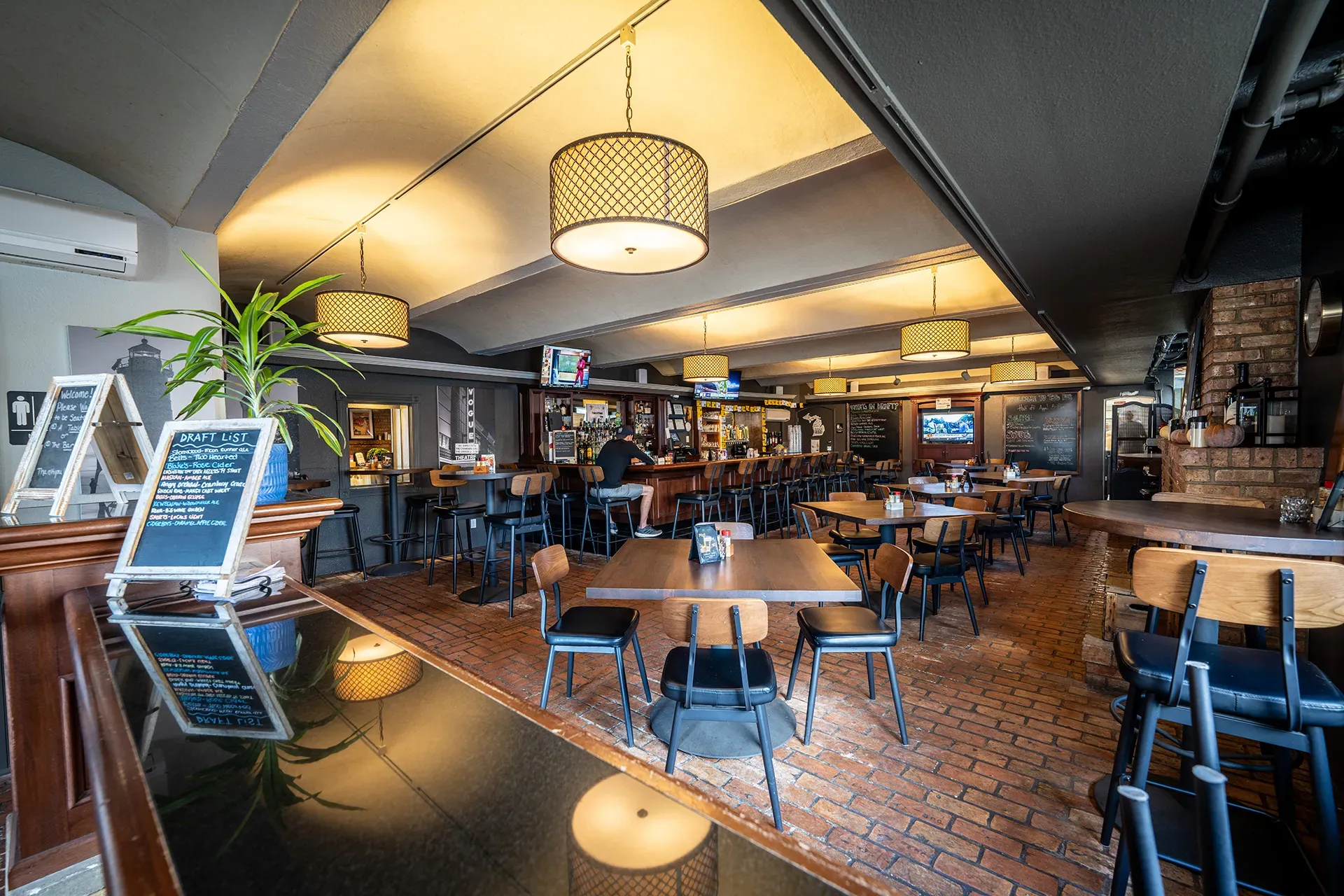 A large room with tables and chairs in a restaurant.