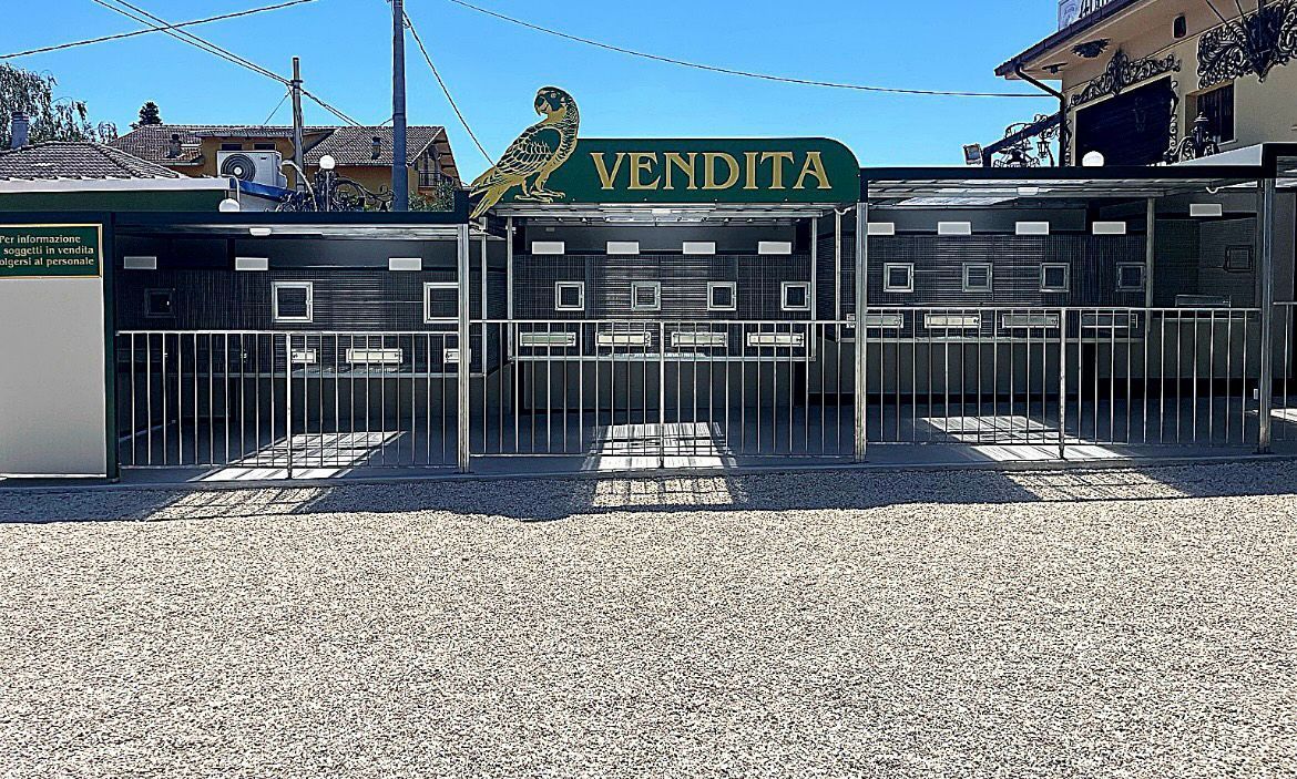 Vetrina chiusa con insegna 