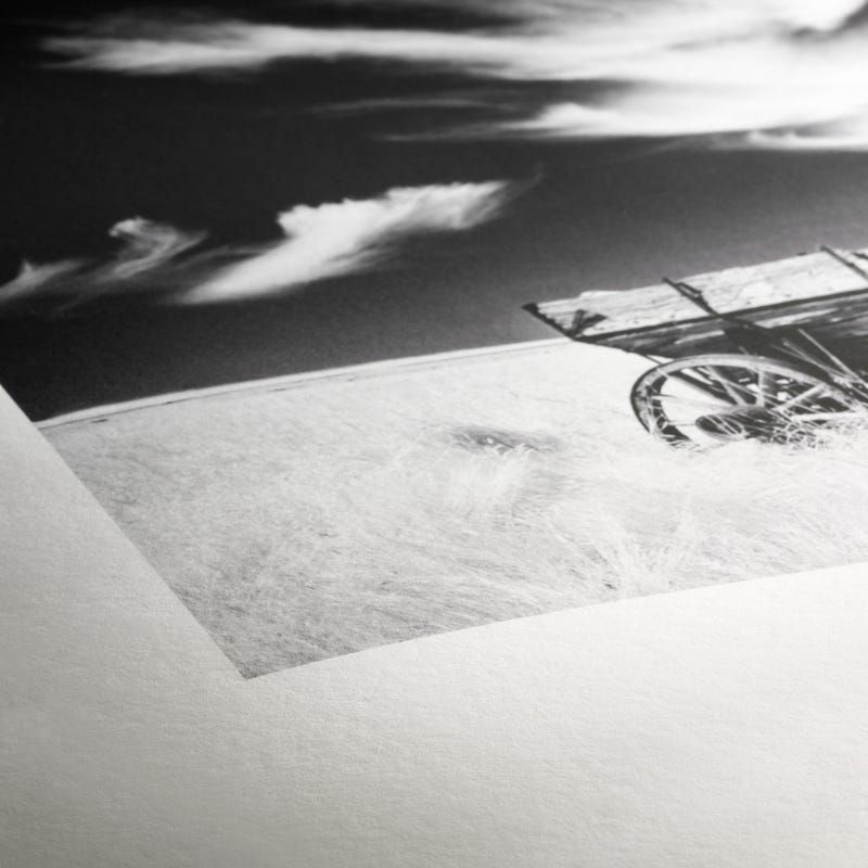 Une photo en noir et blanc d'une calèche dans la neige
