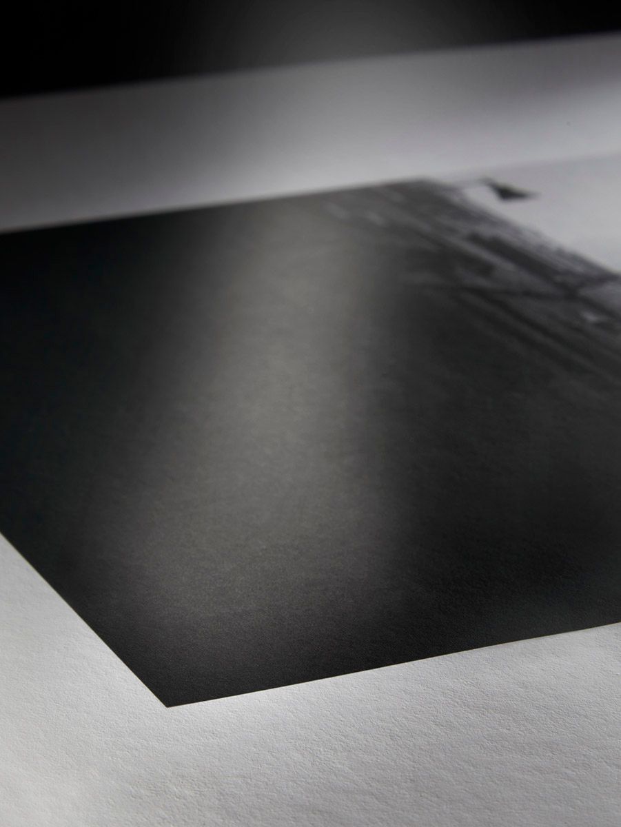 Un gros plan d'un morceau de papier noir sur une table.