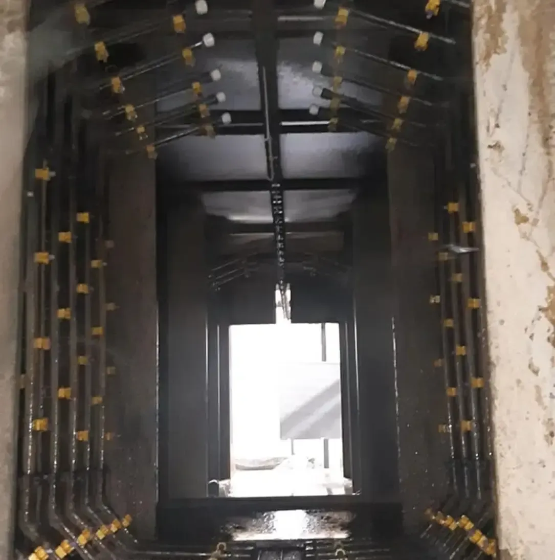 L'intérieur d'un bâtiment avec beaucoup de tuyaux