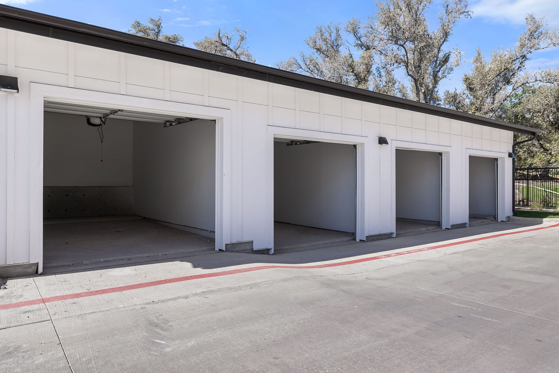 The Everett apartment garages in Northwest Austin, TX.