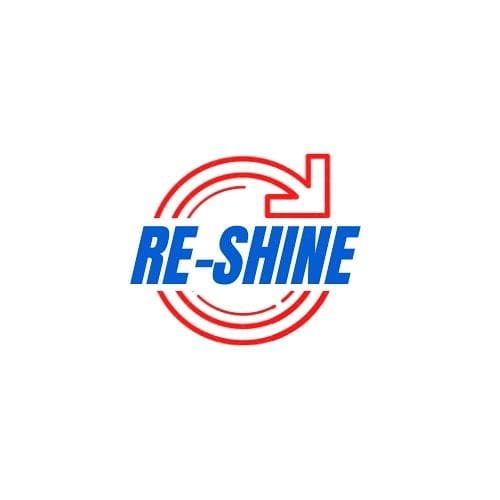 RE-SHINE-logo in blauw en rood met een cirkelvormige pijl op een witte achtergrond.