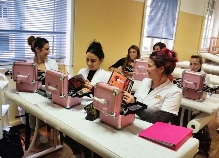 Studentesse con kit per trattamenti estetici